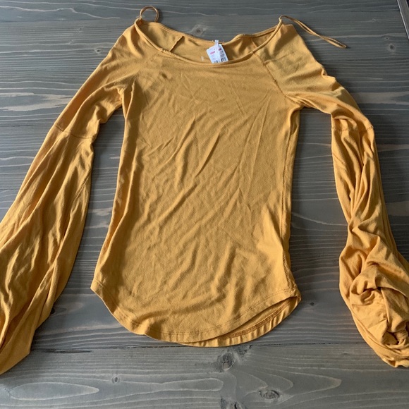 SOLD 🍒BNWT Free people current season fall top - Picture 4 of 5